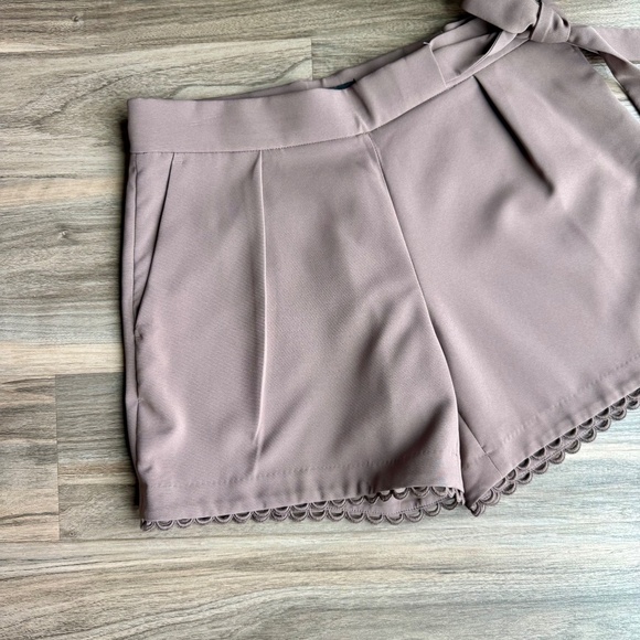 Banana Republic Taupe Side Tie-Waist Pleated Lace-Trim Tailored Shorts – Size 6 - Picture 10 of 15